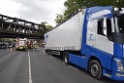 LKW blieb unter Bruecke haengen Koeln Ehrenfeld Innere Kanalstr Hornstr P451